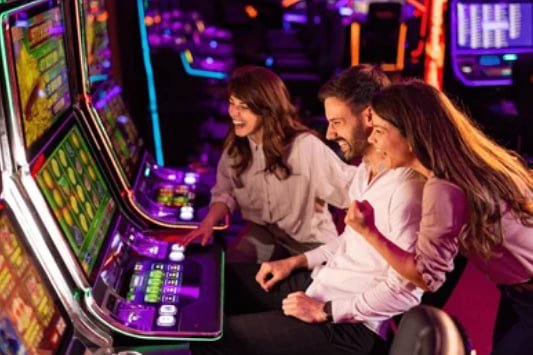 Antarmuka meja Domino QQ di platform sendok88 dengan pemain dari berbagai kota